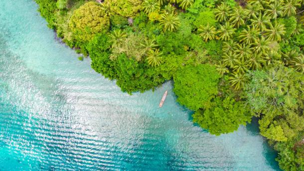 Blue lagoon of Pulau Ay, Banda Islands, Indonesia (© fabio lamanna/Alamy Stock Photo)