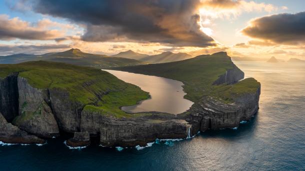 Sørvágsvatn lake, island of Vágar, Faroe Islands (© Anton Petrus/Getty Images)