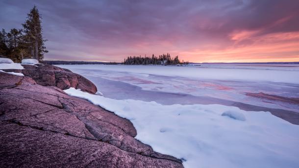 Lake Superior during winters, Thunder Bay, Ontario (© Susan Dykstra/plainpicture)
