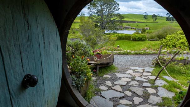 Hobbit-hole in Hobbiton Movie Set, Waikato, New Zealand (© Kim Petersen/Alamy)
