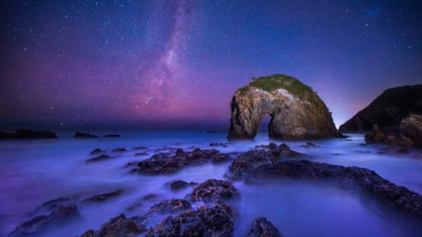 The Milky Way over Horse Head Rock, New South Wales, Australia (© Philip Thurston/Getty Images)