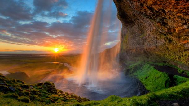 Seljalandsfoss waterfall at sunset, Iceland (© Tom Mackie/AWL/plainpicture)