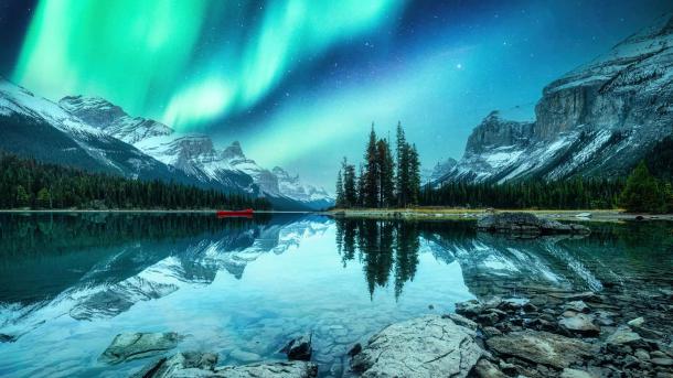 Aurora borealis over Maligne Lake in Jasper National Park, Alberta, Canada (© Mumemories/Getty Images)