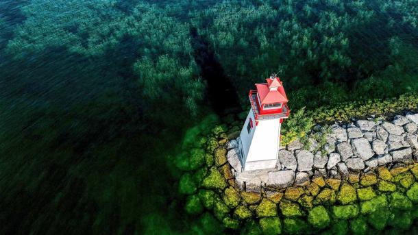 Jackson's Point Lighthouse on Lake Simcoe, Ontario (© AWSeebaran/E+/Getty Images)