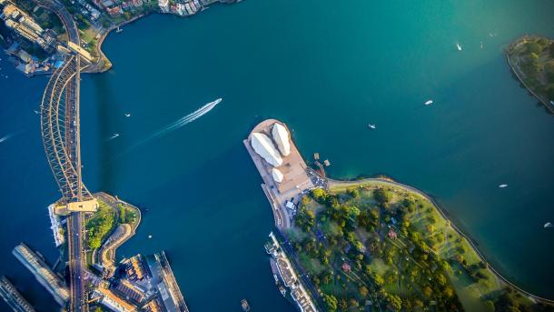 Aerial view of Sydney Harbour, New South Wales, Australia (© jamenpercy/Getty Images)