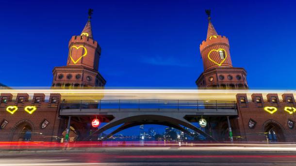 Herzen auf den Türmen der Oberbaumbrücke, Berlin (© fhm/Getty Images)