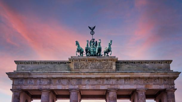 Brandenburger Tor bei Sonnenuntergang, Berlin (© Craig Hastings/Getty Images)