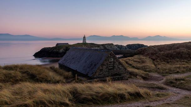 Cottage und Leuchtturm Tŵr Mawr, Ynys Llanddwyn, Wales, UK (© Westend61 on Offset/Shutterstock)