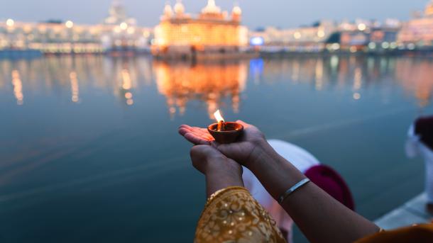 Eine Diya im Harmandir Sahib (Goldener Tempel) während Diwali, Amritsar, Indien (© EyeEm Mobile GmbH/Getty Images)