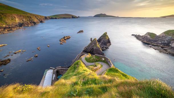 Serpentinenartiger Pfad, Dunquin Pier, County Kerry, Irland (© Hugh O'Connor/Getty Images)