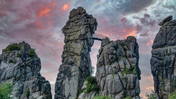 Ansicht der Felsen gegen den Himmel während des Sonnenuntergangs, Externsteine, Teutoburger Wald, Nordrhein-Westfalen (© Michael Sroka/Getty Images)
