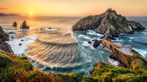 Insel Gaztelugatxe bei Sonnenuntergang, Baskenland, Spanien (© Eloi_Omella/Getty Images)