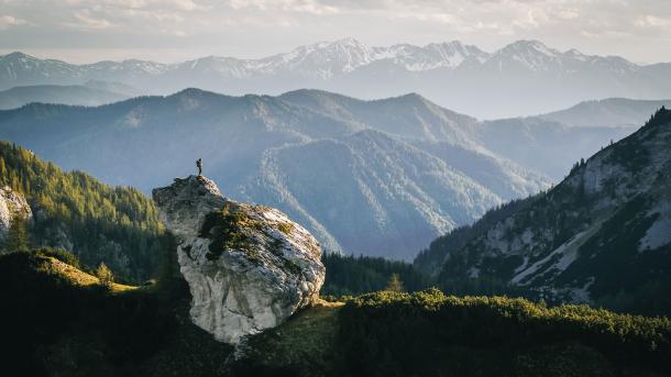 Wanderer bei Sonnenaufgang auf einem Bergkamm, Nationalpark Gesäuse, Steiermark, Österreich (© AscentXmedia/Getty Images)