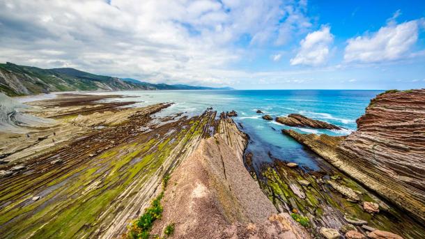 Flysch-Felsformationen in Zumaia, Baskenland, Spanien (© Eloi_Omella/Getty Images)