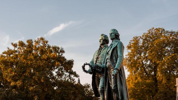 Goethe-Schiller-Denkmal in Weimar, Thüringen (© Robert Ruidl/iStock/Getty Images)