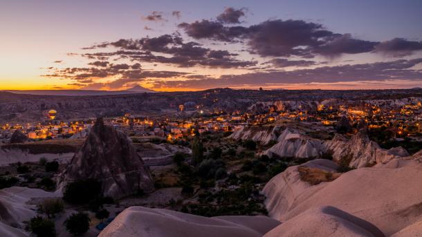 Heißluftballons über dem Nationalpark Göreme in Kappadokien, Türkei (© Anton Petrus/Getty Images)