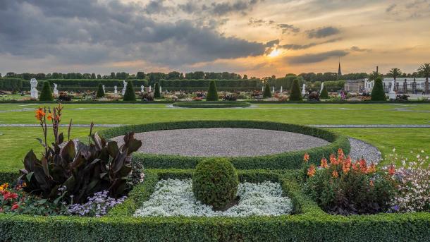 Herrenhäuser und Gärten am Abend, Hannover, Niedersachsen (© Westend61/Getty Images)
