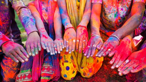 Holi Fest in Jaipur, Indien (© powerofforever/Getty Images)