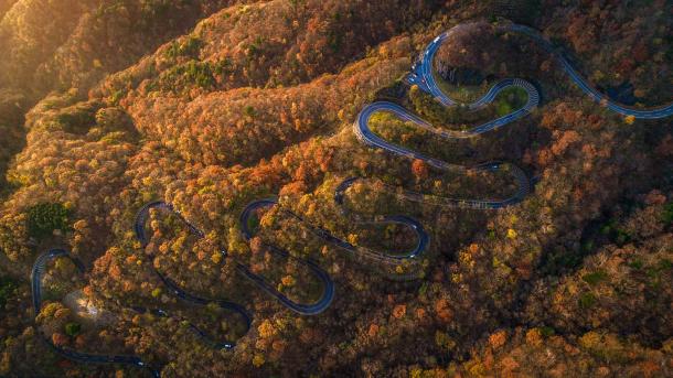 Irohazaka-Straße im Herbst, Nikkō, Tochigi, Japan (© oneinchpunch/Shutterstock)