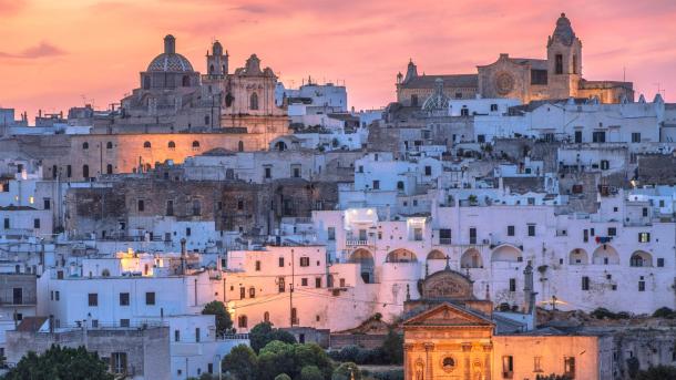 Ostuni bei Dämmerung, Apulien, Italien (© Feng Wei Photography/Getty Images)