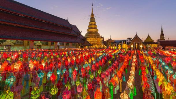 Bunte Laternen im Tempel Wat Phra That Hariphunchai, Lamphun, Thailand (© MR. ANUJAK JAIMOOK/Getty Images)