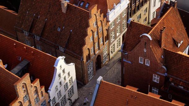 Vogelperspektive auf Giebelhäuser, Große Petersgrube, Lübeck, Schleswig-Holstein (© H & D ZIELSKE/Image Professionals GmbH/Alamy Stock Foto)