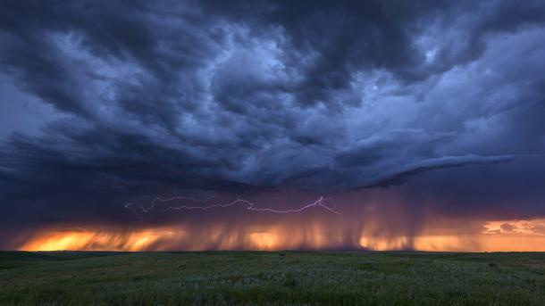 Blitze und Gewitterwolken bei Sonnenuntergang in der Nähe von Bowman, Nebraska, USA (© john finney photography/Getty Images)
