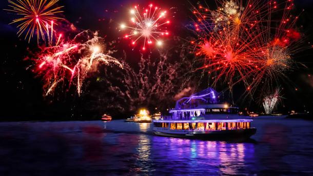 Feuerwerk Rhein in Flammen, Spay/Koblenz, Rheinland-Pfalz (© EKH-Pictures/Getty Images)