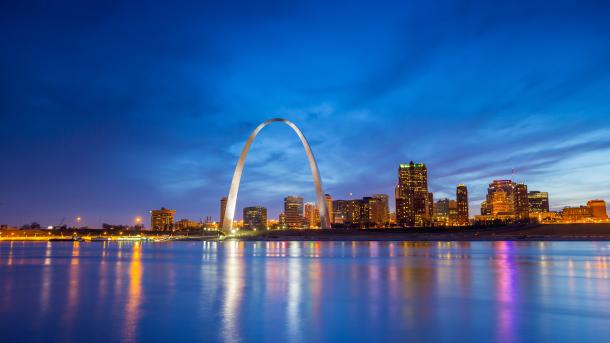 Gateway Arch und St. Louis, Missouri, USA (© f11photo/Getty Images)