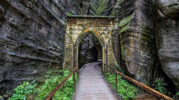 Das Gotische Tor in den Adršpach-Teplice-Felsen, Tschechien (© Kseniya_Milner/Getty Images)