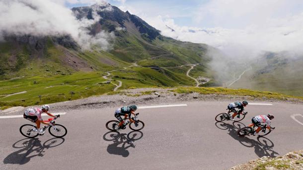 Abfahrt vom Col du Tourmalet in den französischen Pyrenäen während der Tour de France 2021 (© THOMAS SAMSON/AFP via Getty Images)
