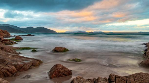 Strand in Santa Catarina, Brasilien (© CaioCarvalhoPhotography/Getty Images)