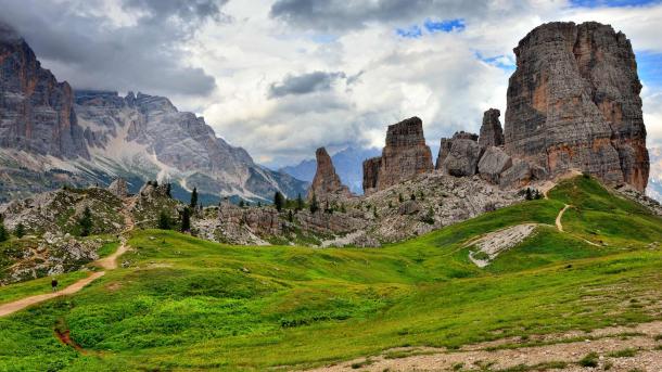 Cinque Torri, Dolomiti, Cortina d’Ampezzo, Belluno, Veneto, Italy (© usabin/Getty Images)