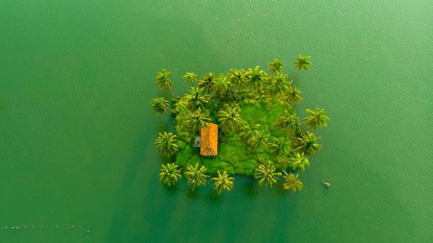 Small island with a building near Ezhikkara, Kerala (© gulfu photography/Moment/Getty Images)