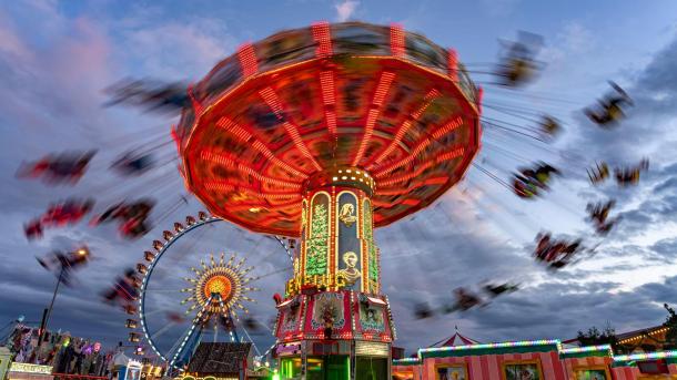 Giostra all'Oktoberfest, Monaco di Baviera, Germania (© LOOK-foto/Alamy)