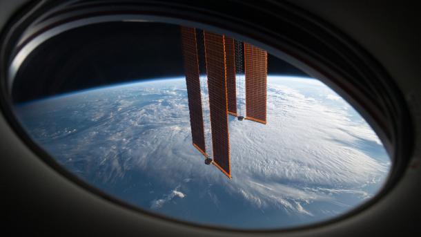 ISS main solar arrays seen from SpaceX Crew Dragon Endeavour (© NASA)