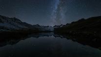 格里姆瑟尔山口Totesee山地湖中倒映出的星星,瑞士伯尔尼