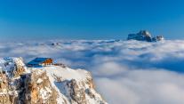 以佩尔莫山为背景云层之上的Rifugio Lagazuoi,意大利多洛米蒂山脉