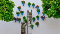 正在照看花草的孩子和祖父铜雕,西班牙科尔多瓦
