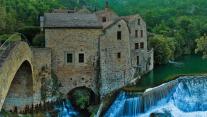 杜尔比河峡谷中的Moulin de Corp和小桥,法国Grands Causses自然公园