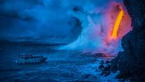 一艘游船经过时熔岩流撞击水面产生爆炸,夏威夷火山国家公园