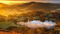 Loughrigg Tarn的日出,英国英格兰湖区安布尔塞德