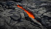 漏出“天窗”的熔岩管,夏威夷火山国家公园