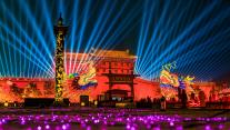灯光秀点亮夜幕中的西安城墙,中国春节