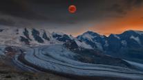 Panoramablick auf die Berninagruppe und den Blutmond, zentrale Ostalpen, Engadin, Schweiz 