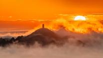 Blick vom Walton Hill auf den Glastonbury Tor, Somerset, England, Vereinigtes Königreich 