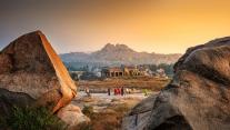 Tempel auf dem Hemakuta-Gebirge, Hampi, Karnataka, Indien 