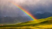 Ein Regenbogen im Bezirk Atbaschy, Kakshaal Too-Gebirge, Naryn, Kirgisistan 