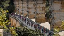 Radfahrer der Tour de France überqueren den Pont du Gard, Frankreich 