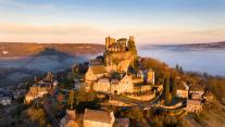 Das Bergdorf Turenne bei Sonnenaufgang, Département Corrèze, Region Nouvelle-Aquitaine, Frankreich 